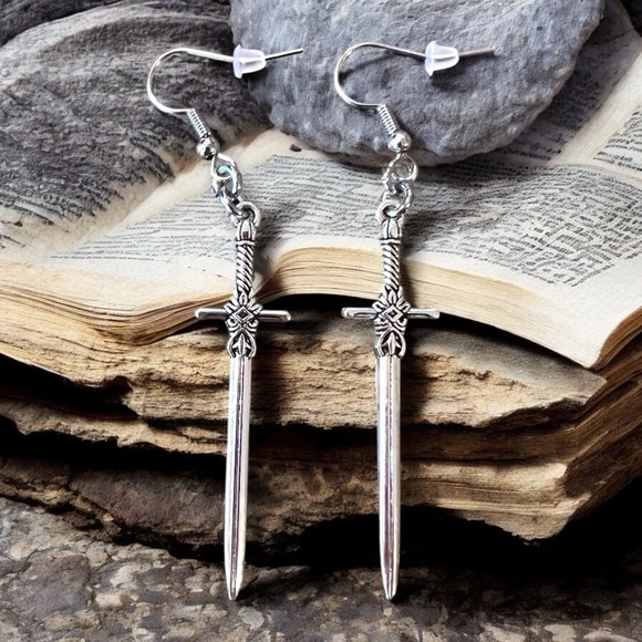 Dungeons and Dragons Silver toned Sword Earrings Rold Playing Goth Unisex - Picture 1 of 17